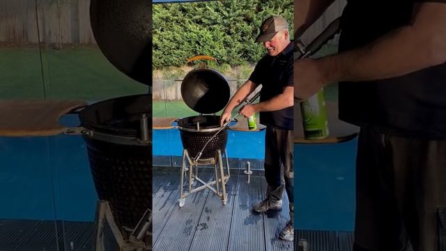 BUTANE BLASTER BLOWTORCH starting Lump Charcoal in Kamado BBQ смотреть онлайн