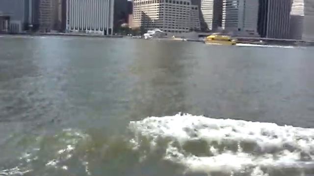 Вдоль Манхэттена по Ист-Ривер смотреть онлайн