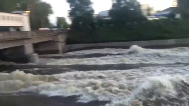 Слив воды из-за сильного ливня в городе Нижняя Салда смотреть онлайн