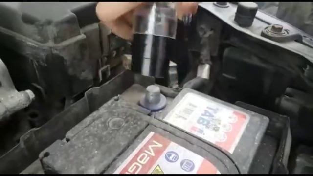 Чистка клемм аккумулятора спец. инструментом HAZET смотреть онлайн