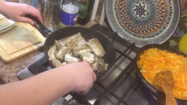 Рыба с луком и морковью в сметанном соусе смотреть онлайн