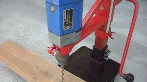 ТОЧНАЯ самодельная стойка для дрели или мощный сверлильный станок своими руками