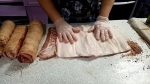 Готовлю рулеты из тонкого сала.