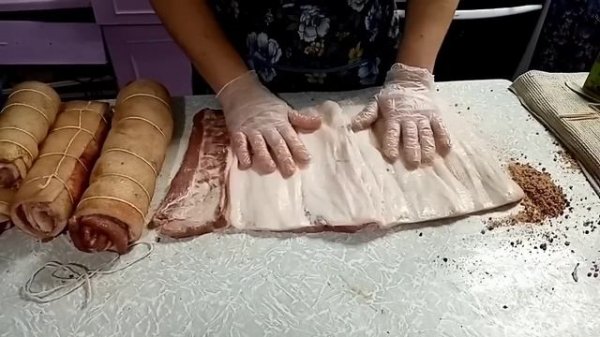 Готовлю рулеты из тонкого сала.