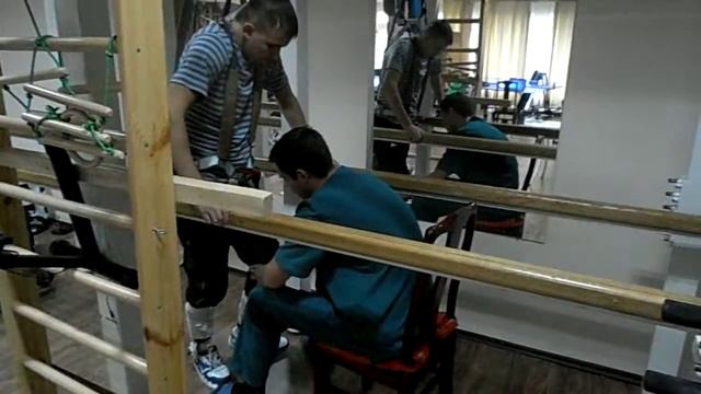 Шейник.Ходьба в брусьях в дикулевских сапогах.AVI