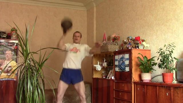 Рывок "царской"гири 2 пуда(32,6 кг.) на попа (дном кверху) с остановкой вверху.20 повторений. смотреть онлайн