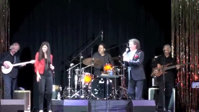 BJ Thomas and Sara Niemietz / Hooked On a Feeling смотреть онлайн