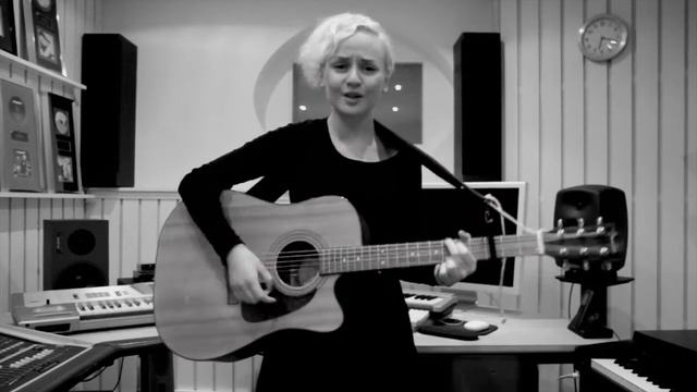 Anna Bergendahl wish you a Merry Christmas - and plays "Live And Let Go" смотреть онлайн