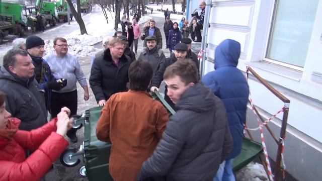 Мусорный бак для Макаревича