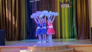 Танец с веерами «Ланфрен, ланфра» в детском саду