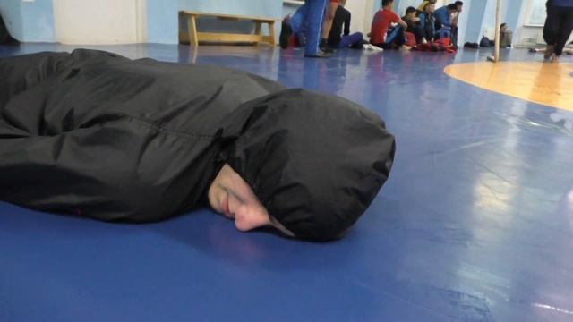 Магомед Абдурахманов победитель первенства России 2020 года. Подгоняет вес перед соревнованиями. смотреть онлайн