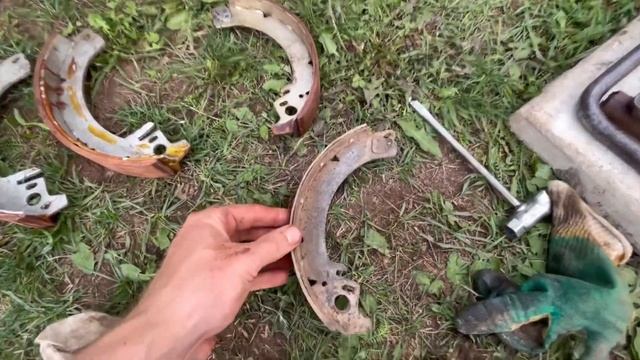 ЛУАЗ 969М - ПЕРВЫЙ РЕМОНТ ТОРМОЗОВ, СЛИВАЕМ НИГРОЛ смотреть онлайн