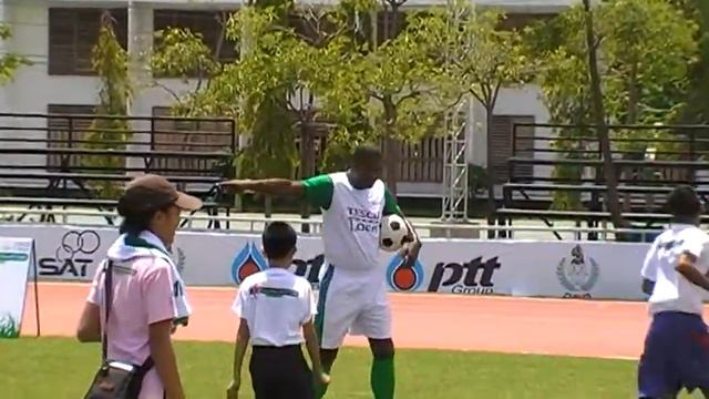 Viv Anderson @ Tesco Lotus Football Clinic Suphan Buri смотреть онлайн