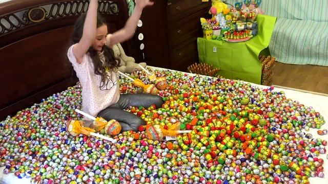 10000 КОНФЕТ Сладости засыпали всю комнату Много конфет Мое первое видео 10 000 Candy смотреть онлайн