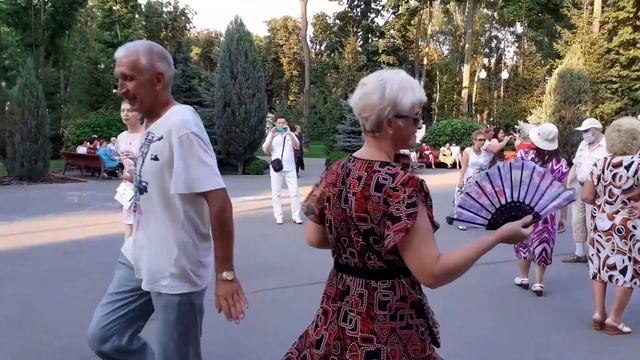 ЗА ГОРАМИ И СТЕПЯМИ ЭТА ДЕВУШКА ЖИВЁТ! ТАНЦЫ ХАРЬКОВ УКРАИНА СЧАСТЛИВЫЕ МОМЕНТЫ смотреть онлайн