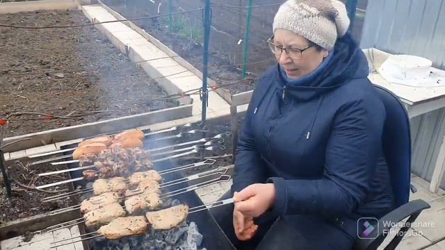 91. 1 Мая. Заморозки. Шашлык. Спасаю виноград. Посадил картошку..mp4 смотреть онлайн