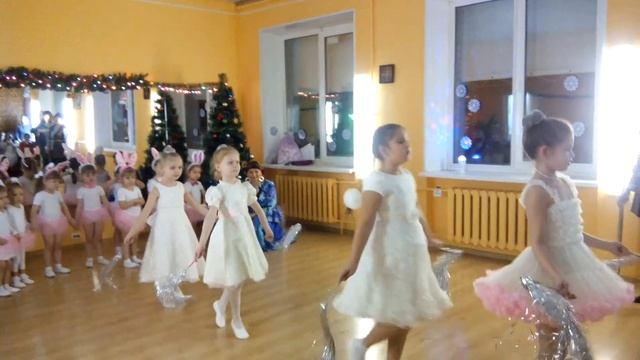 Детская хореография: Снежинки смотреть онлайн