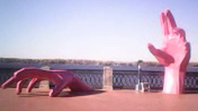 памятник, металлические руки, набережная реки Волги смотреть онлайн