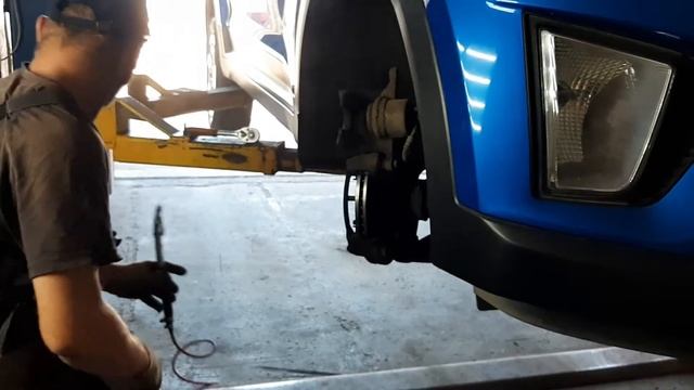 Замена передних тормозных дисков и колодок Hyundai Creta.