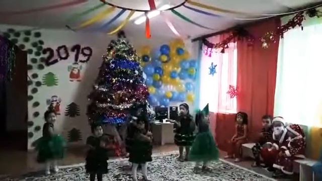 Красивые девочки танцуют в честь нового года. Кстати вас с Новым годом!!!