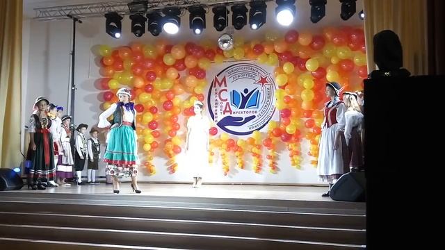 Показ коллекции "Калейдоскоп Октоберфеста". смотреть онлайн