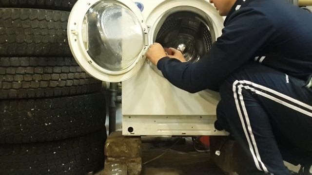 У стиральной машинки бежит вода из под люка