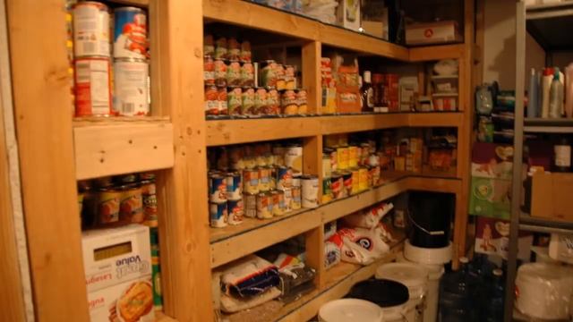 Купили обычный старый дом, а потом нашли в нем скрытую комнату. Увиденное потрясло до слез. смотреть онлайн