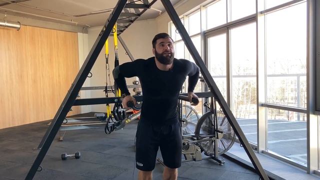 КАК ПРАВИЛЬНО ДЕЛАТЬ ОТЖИМАНИЯ НА БРУСЬЯХ ДЛЯ ГРУДНЫХ МЫШЦ смотреть онлайн