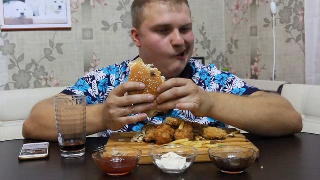 Обжор от McDonald’s и KFC. Биг тэйсти, двойной тёмный бургер и баскет дуэт. Mukbang eating show. смотреть онлайн