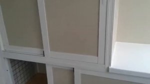 Отделка балкона шкаф с раздвижными дверками