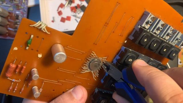 Разбираем платы СССР. Говорим о драгоценных металлах в платах. Дорогие КМ конденсаторы смотреть онлайн