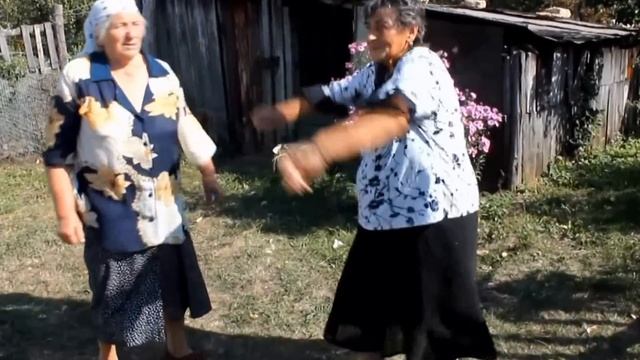 Бабули пляшут ... это надо видеть .....