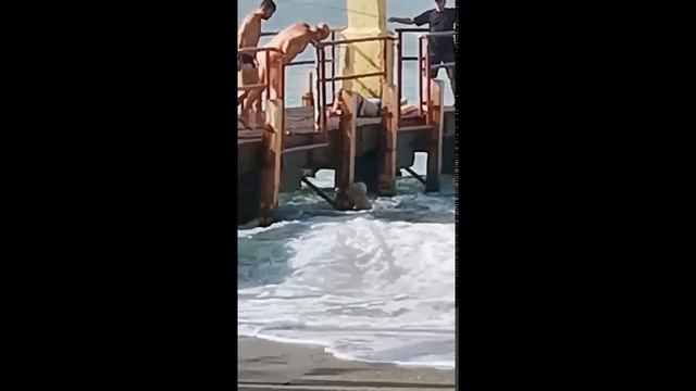 В Сочи туристы купаются в шторм смотреть онлайн