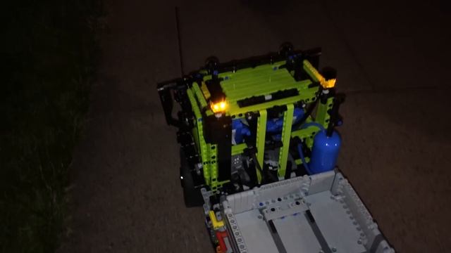 Unimog U400 with installed rotating beacons смотреть онлайн