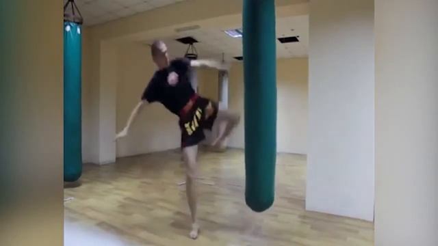 Отработка ударов ногами и коленями в тайском боксе. Тайский бокс дома. смотреть онлайн