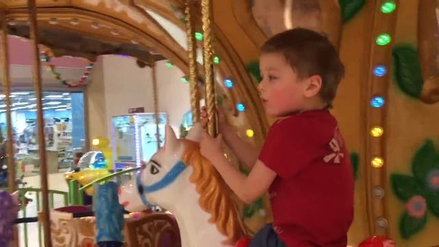 Каруселька в детском игровом зале. Гатчина, ТРК "Кубус". 25.12.2016, 15:47 смотреть онлайн