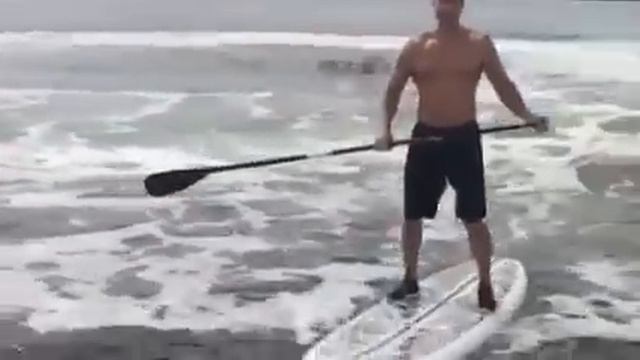 Боксёр Шеннон Бриггс сбросил Владимира Кличко в воду смотреть онлайн