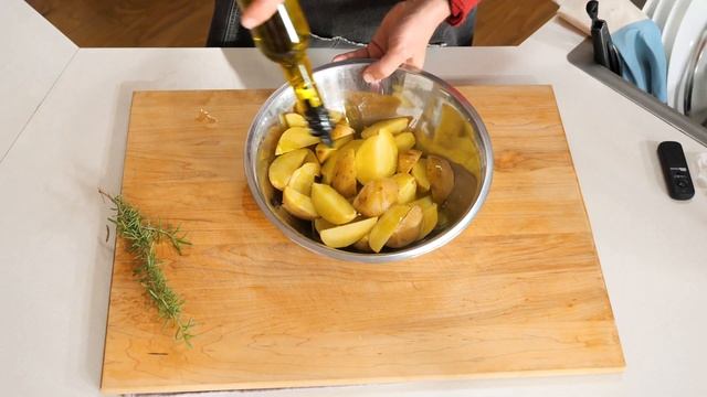 Картошка в духовке с хрустящей корочкой. Вкуснее и полезнее, чем в Mcdonalds | Кухня Дель Норте смотреть онлайн