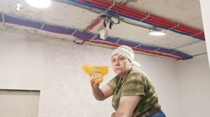 Как поклеить обои у входной двери