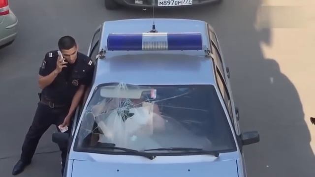 баба выбила ногами лобовое стекло машины