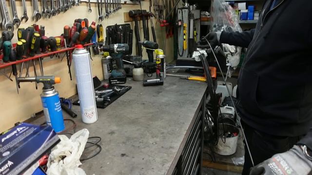 Wymieniamy zgniłe stalowe rurki hamulcowe w Mercedesie E Klasie W211 SBC смотреть онлайн