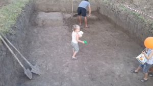 Копаем пруд на участке.