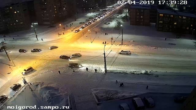 Въехал в стоящее авто на перекрестке смотреть онлайн