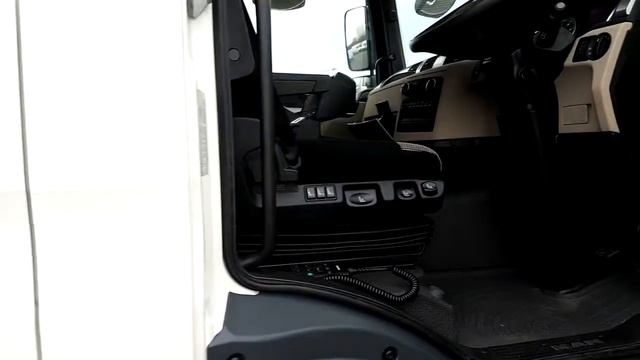 181L0 - 2018 Renault Master BOX VAN with Taillift 37,000 смотреть онлайн