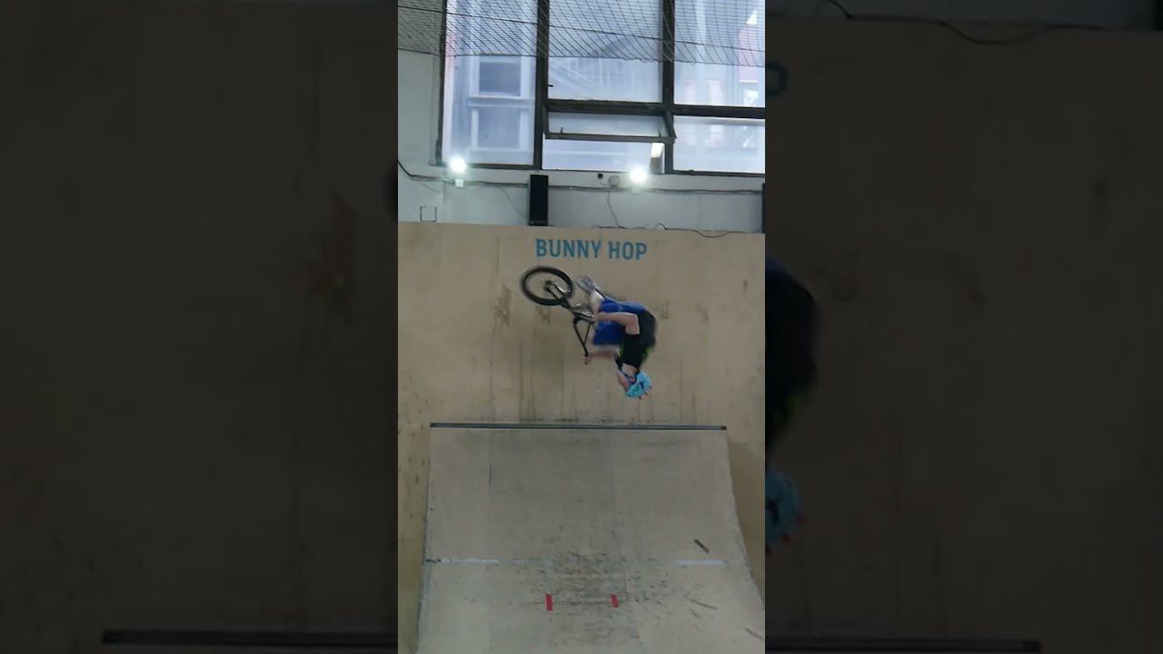 Трюки на BMX. Flair (флеер) Покажет райдер скейт парка BunnyHop Даниил. смотреть онлайн