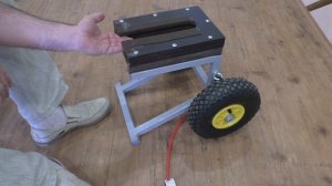 Компактная тележка для лодочного мотора.