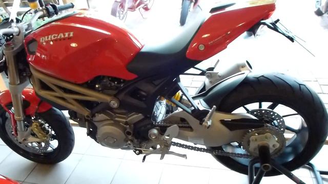 2013 Ducati Monster 796 vs. Monster 1100 EVO * see also Playlist смотреть онлайн