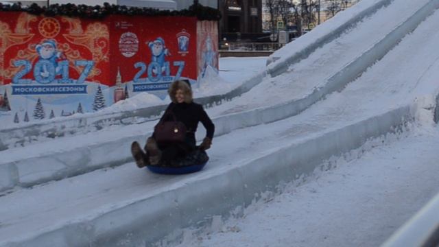 На ватрушках с горки ледяной смотреть онлайн