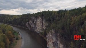 Омутной камень и памятник Демидову на Реке Чусовая (аэросъемка).