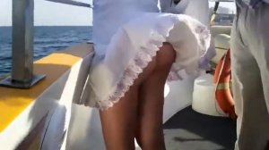 Девушка на катере